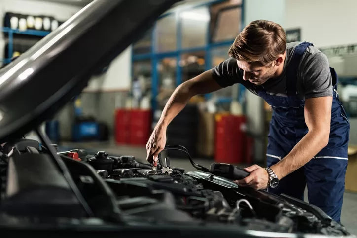 تعلم ميكانيك السيارات مع المعدات والفيديوهات والكتب
