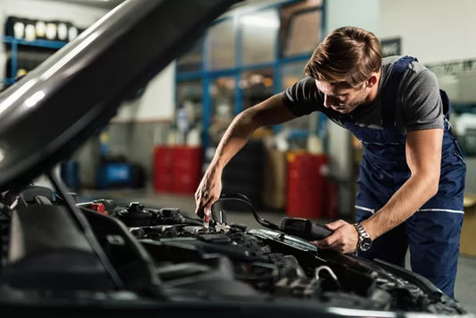 تعلم ميكانيك السيارات مع المعدات والفيديوهات والكتب